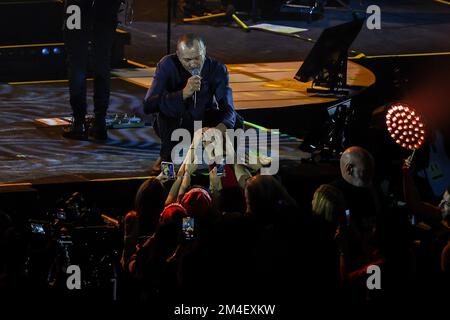 Assago, Italien. 20.. Dezember 2022. Biagio Antonacci tritt während der Palco Centrale Tour 2022 im Mediolanum Forum in Assago live auf der Bühne auf. (Foto: Fabrizio Carabelli/SOPA Images/Sipa USA) Guthaben: SIPA USA/Alamy Live News Stockfoto