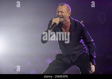 Assago, Italien. 20.. Dezember 2022. Biagio Antonacci tritt während der Palco Centrale Tour 2022 im Mediolanum Forum in Assago live auf der Bühne auf. (Foto: Fabrizio Carabelli/SOPA Images/Sipa USA) Guthaben: SIPA USA/Alamy Live News Stockfoto