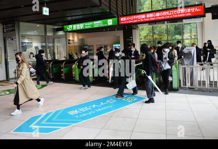 Bahnhof Harajuku auf der JR Yamanote-Linie in Tokio, Japan. Stockfoto