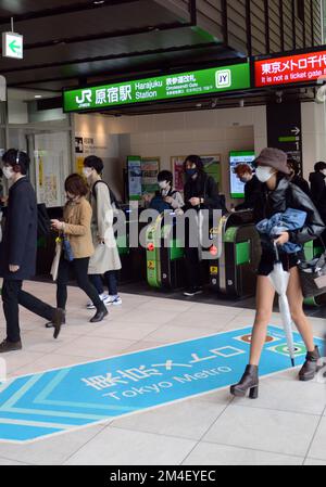 Bahnhof Harajuku auf der JR Yamanote-Linie in Tokio, Japan. Stockfoto