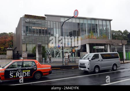 Bahnhof Harajuku auf der JR Yamanote-Linie in Tokio, Japan. Stockfoto