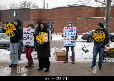 St. Anthony, Minnesota. Starbucks Mitarbeiter im ganzen Land streiken, um gegen unfaire Arbeitspraktiken und Gewerkschaftsabbrüche im Unternehmen zu protestieren. Arbeit Stockfoto