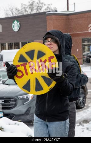 St. Anthony, Minnesota. Starbucks Mitarbeiter im ganzen Land streiken, um gegen unfaire Arbeitspraktiken und Gewerkschaftsabbrüche im Unternehmen zu protestieren. Arbeit Stockfoto