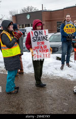 St. Anthony, Minnesota. Starbucks Mitarbeiter im ganzen Land streiken, um gegen unfaire Arbeitspraktiken und Gewerkschaftsabbrüche im Unternehmen zu protestieren. Arbeit Stockfoto