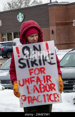 St. Anthony, Minnesota. Starbucks Mitarbeiter im ganzen Land streiken, um gegen unfaire Arbeitspraktiken und Gewerkschaftsabbrüche im Unternehmen zu protestieren. Arbeit Stockfoto