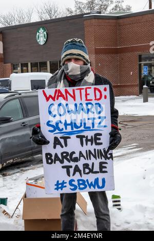 St. Anthony, Minnesota. Starbucks Mitarbeiter im ganzen Land streiken, um gegen unfaire Arbeitspraktiken und Gewerkschaftsabbrüche im Unternehmen zu protestieren. Fil Stockfoto