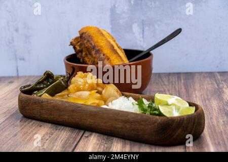 torta de res, typisch mexikanisches Gericht aus jalisco mit salzhaltigem Brot, Chilischoten und gerösteten Zwiebeln Stockfoto