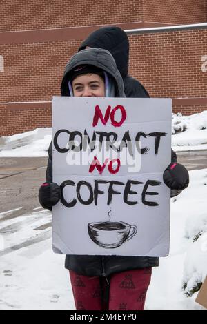 St. Anthony, Minnesota. Starbucks Mitarbeiter im ganzen Land streiken, um gegen unfaire Arbeitspraktiken und Gewerkschaftsabbrüche im Unternehmen zu protestieren. Arbeit Stockfoto