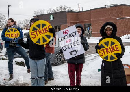 St. Anthony, Minnesota. Starbucks Mitarbeiter im ganzen Land streiken, um gegen unfaire Arbeitspraktiken und Gewerkschaftsabbrüche im Unternehmen zu protestieren. Arbeit Stockfoto