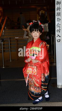 Porträt eines traditionell gekleideten japanischen Mädchens, aufgenommen während des Shichi-Go-San-Festivals (japanischer Übergangsritus) am Meiji-Schrein, Tokio, Japan Stockfoto