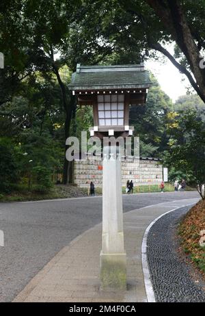 Traditionelles japanisches Licht auf dem Weg zum Meiji-Schrein in Yoyogi, Tokio, Japan. Stockfoto