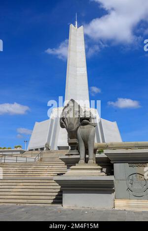 Phnom Penh, Kambodscha - 3. Dezember 2022: Win-Win Memorial ist ein Denkmal, das das Ende des kambodschanischen Bürgerkriegs markiert hat. Eingebauter Architekt im Khmer-Stil Stockfoto