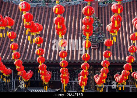 Der Tempel der Göttin der Barmherzigkeit oder Kuan Yin Teng ist der älteste Tempel in Georgetown, Penang, Malaysia, dekoriert mit roten Papierlaternen aus china während der Chinesischen Zeit Stockfoto