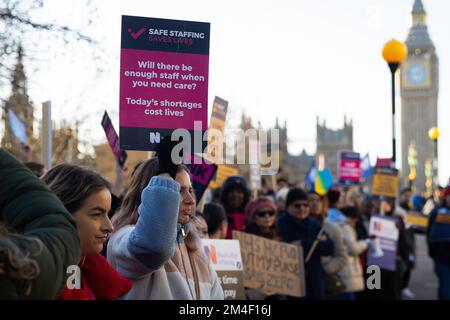 London, Großbritannien. 20.. Dezember 2022. Krankenschwestern halten während der Demonstration vor dem St. Thomas' Hospital in London Plakate, die ihre Meinung zum Ausdruck bringen. Das Royal College of Nursing hat seine Mitglieder aufgefordert, in England, Wales und Nordirland über die Gehälter und Arbeitsbedingungen zu streiken, wo die Regierung sich immer noch weigert, eine Gehaltserhöhung anzubieten. (Foto: Tejas Sandhu/SOPA Images/Sipa USA) Guthaben: SIPA USA/Alamy Live News Stockfoto