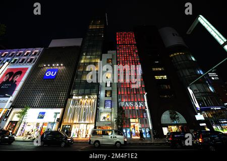 Ginza Einkaufsviertel bei Nacht. Tokio, Japan. Stockfoto