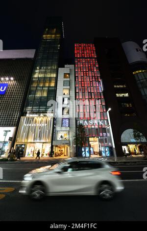 Ginza Einkaufsviertel bei Nacht. Tokio, Japan. Stockfoto