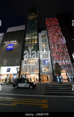 Ginza Einkaufsviertel bei Nacht. Tokio, Japan. Stockfoto