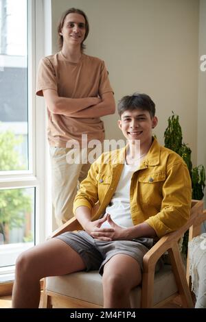 Lächelnde junge Männer im Studentenwohnheim Stockfoto