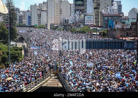 Buenos Aires, Argentinien. 20.. Dezember 2022. Argentinische Fans überfüllten den Highway 25 de Mayo während der Feierlichkeiten. Mehr als 4 Millionen Menschen marschierten in die Stadt Buenos Aires ein, um die Fußballweltmeisterschaft der argentinischen Fußballmannschaft bei der FIFA-Weltmeisterschaft 2022 in Katar zu feiern. Kredit: SOPA Images Limited/Alamy Live News Stockfoto