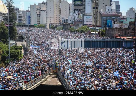 Buenos Aires, Argentinien. 20.. Dezember 2022. Argentinische Fans überfüllten den Highway 25 de Mayo während der Feierlichkeiten. Mehr als 4 Millionen Menschen marschierten in die Stadt Buenos Aires ein, um die Fußballweltmeisterschaft der argentinischen Fußballmannschaft bei der FIFA-Weltmeisterschaft 2022 in Katar zu feiern. (Foto: Roberto Tuero/SOPA Images/Sipa USA) Guthaben: SIPA USA/Alamy Live News Stockfoto