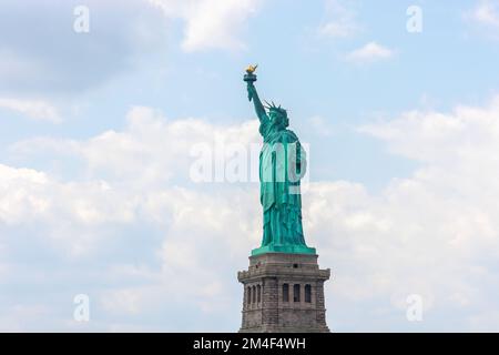 Die Freiheitsstatue befindet sich mitten in New York City vor Ihnen. Stockfoto