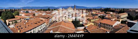 Cittadella: Panoramablick auf die Stadtmauern, Berge, farbenfrohe Gebäude der Stadt und die Kathedrale (duomo) von Cittadella, Padua, Veneto, Italien Stockfoto