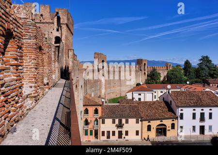 Cittadella: Stadtmauern, Berge und farbenfrohe Gebäude der Stadt Cittadella, Padua, Veneto, Italien Stockfoto