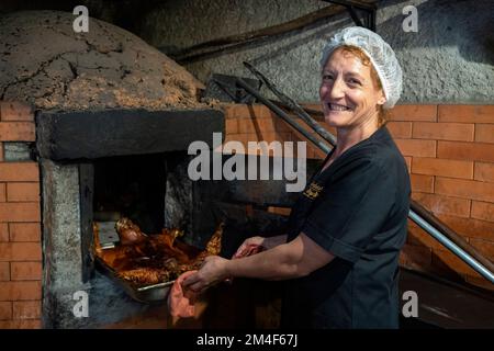 Kochen Sie mit Cabrito Estonado, einem traditionellen portugiesischen gebratenen Ziegengericht aus der Region Oleiros, Portugal, Europa, aus dem Ofen Stockfoto