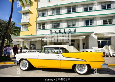 Straßenszene vor dem Avalon Hotel, einem historischen Art Deco in South Beach, Miami Stockfoto