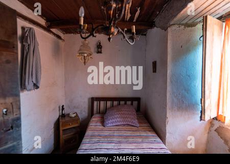 Kleines Schlafzimmer in einem alten Landhaus im armen ländlichen Portugal, Europa Stockfoto