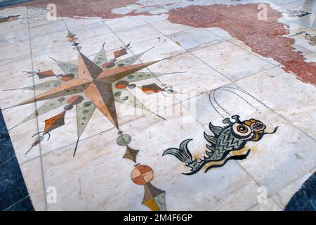 Rosa dos Ventos - Darstellung einer alten Karte vor dem Denkmal der Entdeckungen Padrão dos Descobrimentos in Belem, Lissabon, Portugal Stockfoto