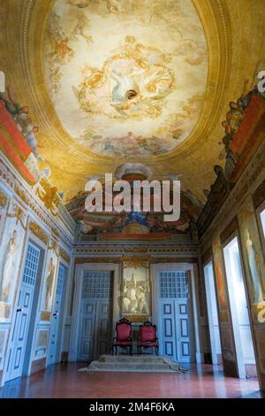 Reich dekorierter Saal mit Freskendecke im Nationalpalast Palácio Nacional de Mafra in Mafra, Portugal, Europa Stockfoto