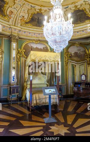 Schlafzimmer mit Kingsize-Bett im Palast von Queluz aus dem 18. Jahrhundert - Palácio Nacional de Queluz - Portugal, Europa Stockfoto