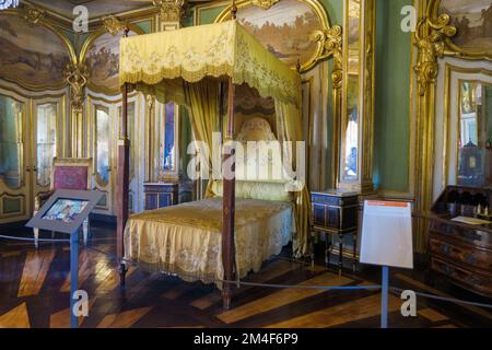 Schlafzimmer mit Kingsize-Bett im Palast von Queluz aus dem 18. Jahrhundert - Palácio Nacional de Queluz - Portugal, Europa Stockfoto