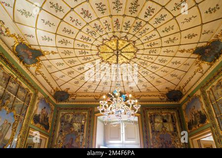 Deckendetails im Umkleideraum der Königin im Palast von Queluz aus dem 18. Jahrhundert - Palácio Nacional de Queluz - Portugal, Europa Stockfoto