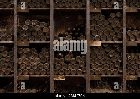 Sehr alte Flaschen Wein mit Staub und Spinnweben Stockfoto