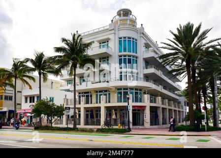 Straßenszene im historischen Art déco-Viertel in South Beach, Miami. Stockfoto