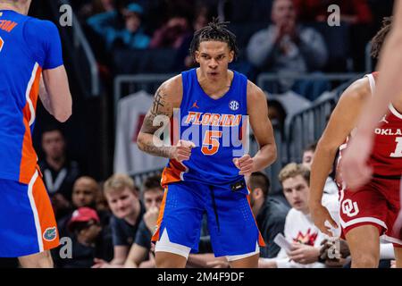 Charlotte, NC, USA. 21.. Dezember 2022. Florida Gators Guard will Richard (5) feiert nach einem Tor in der zweiten Hälfte des Jumpman Invitational 2022 gegen die Oklahoma Sooners im Spectrum Center in Charlotte, NC. (Scott Kinser/CSM). Kredit: csm/Alamy Live News Stockfoto