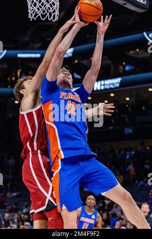 Charlotte, NC, USA. 21.. Dezember 2022. Oklahoma Sooners Forward Sam Godwin (10) trifft Florida Gators Forward Colin Castleton (12) während der zweiten Hälfte des Jumpman Invitational 2022 im Spectrum Center in Charlotte, NC. (Scott Kinser/CSM). Kredit: csm/Alamy Live News Stockfoto