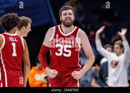 Charlotte, NC, USA. 21.. Dezember 2022. Oklahoma Sooners Forward Tanner Groves (35) feiert nach dem Gewinn des Jumpman Invitational 2022 gegen die Florida Gators im Spectrum Center in Charlotte, NC. (Scott Kinser/CSM). Kredit: csm/Alamy Live News Stockfoto