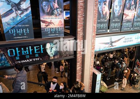 Seoul, Südkorea. 17.. Dezember 2022. In einem Kino in Seoul werden Schilder mit der Aufschrift „Avatar: The Way of Water“ ausgestellt. „Avatar: The Way of Water“, das am 14. Dezember in Südkorea für 3 Tage veröffentlicht wurde und mehr als 1.000.000 Filmemacher für 3 Tage zusammenbrachte. Kredit: SOPA Images Limited/Alamy Live News Stockfoto