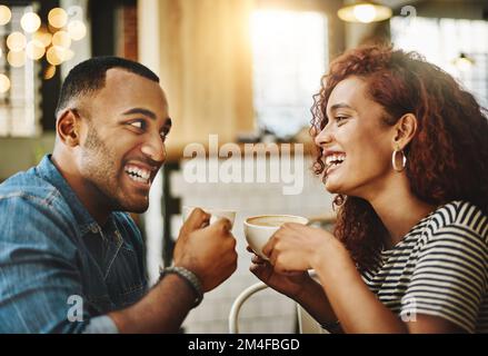 Sie sind zwei von einer Art. Ein liebevolles junges Paar, das sein Date im Café genießt. Stockfoto