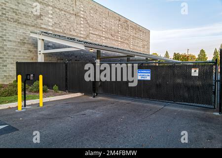 Der eingezäunte Eingang zu einem eingeschränkten Parkplatz in Grants Pass, Oregon, USA Stockfoto