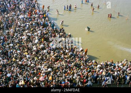 Millionen warten Maha Snan, die geistig Reinigung Bad im Wasser am Zusammenfluss der Flüsse Ganges, Yamuna und Saraswati in Allahaba zu nehmen Stockfoto