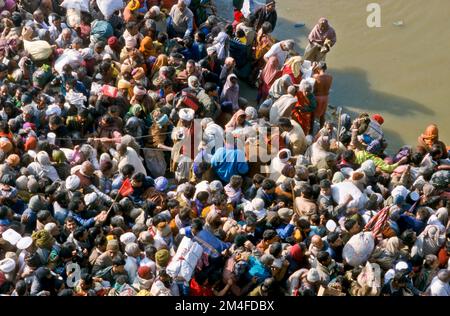 Millionen warten Maha Snan, die geistig Reinigung Bad im Wasser am Zusammenfluss der Flüsse Ganges, Yamuna und Saraswati in Allahaba zu nehmen Stockfoto