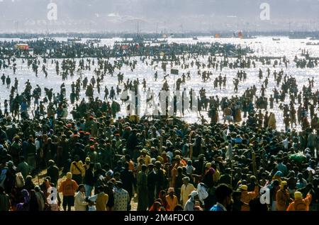 Millionen warten Maha Snan, die geistig Reinigung Bad im Wasser am Zusammenfluss der Flüsse Ganges, Yamuna und Saraswati in Allahaba zu nehmen Stockfoto