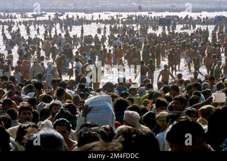 Millionen warten Maha Snan, die geistig Reinigung Bad im Wasser am Zusammenfluss der Flüsse Ganges, Yamuna und Saraswati in Allahaba zu nehmen Stockfoto