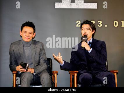 Hwang Jung-Min und Hyun bin, 20. Dezember 2022 : die südkoreanischen Schauspieler Hwang Jung-Min (L) und Hyun bin nehmen an einer Pressekonferenz für den koreanischen Film "The Point Men" in Seoul, Südkorera Teil. Kredit: Lee Jae-Won/AFLO/Alamy Live News Stockfoto