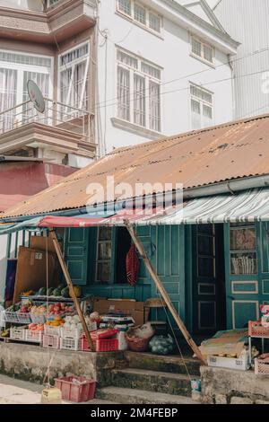 Da Lat, Vietnam - 31. Oktober 2022 : Alter lokaler Obstmarkt Stockfoto