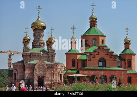 Kiew, Ukraine. 03. August 2014. Holoseevsky Männerkloster im Sommer. Christen gehen in die Kirche Stockfoto
